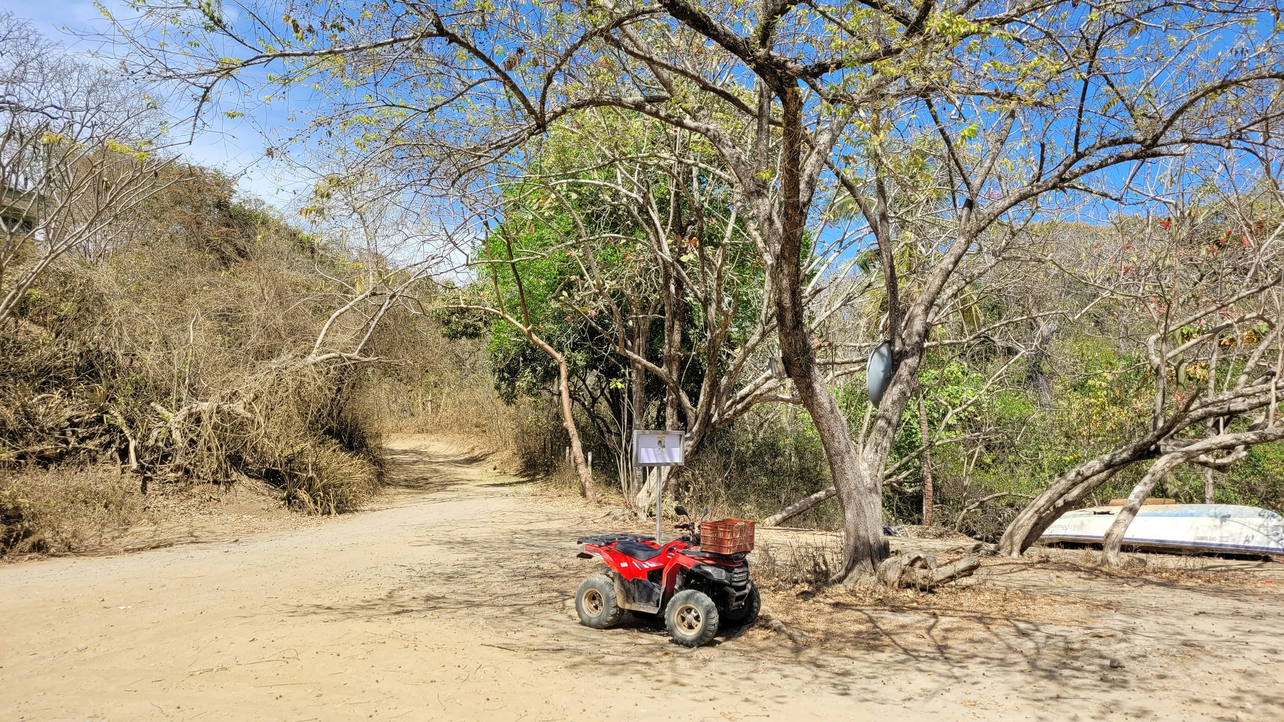 Cuadraciclo ATV en un sendero de tierra del Pacífico Central