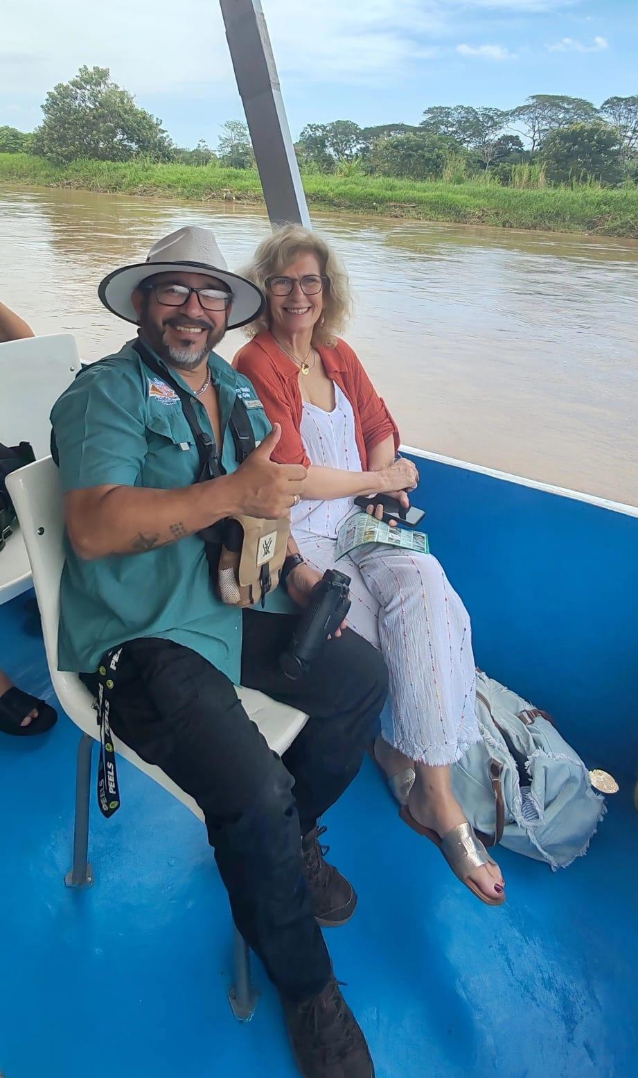 Cocodrilo americano semi-sumergido en el río Tárcoles, Pacífico Central