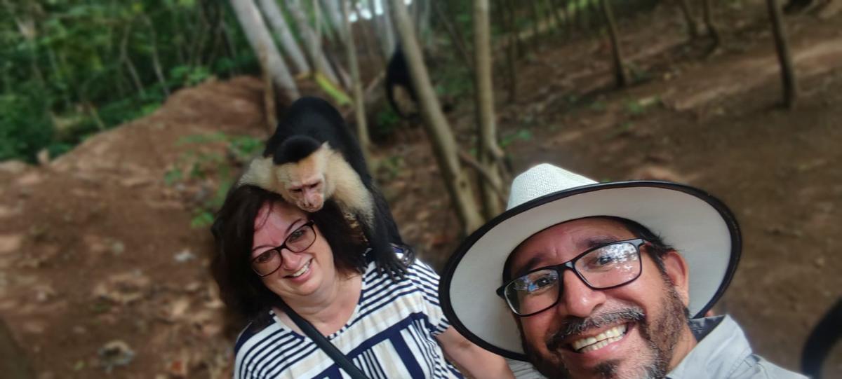 Foto de portada: Aguas termales y parque de monos en el Pacífico