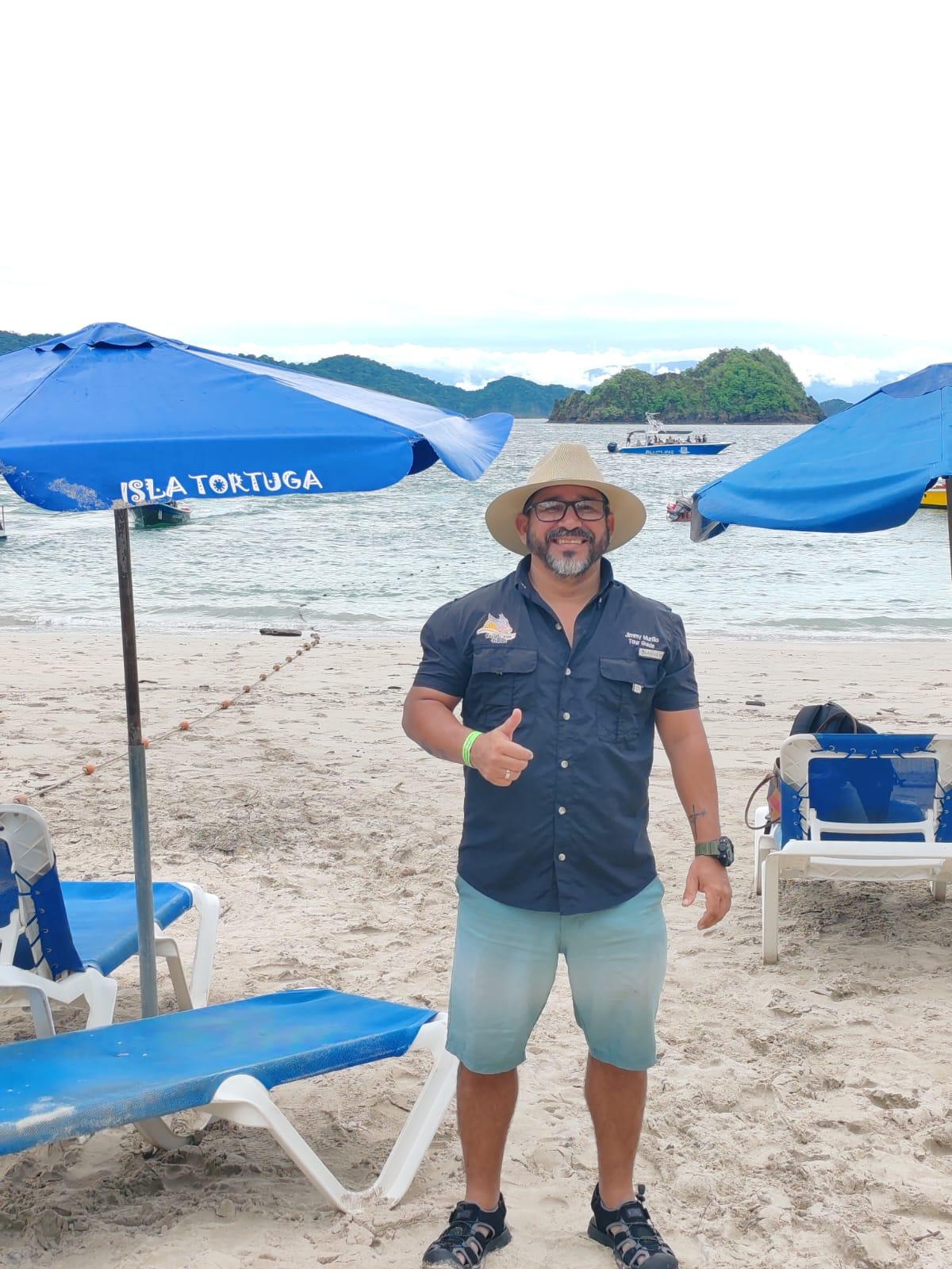 Foto de portada: Parque Nacional Manuel Antonio y playa de arena blanca